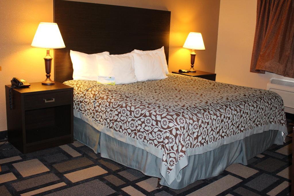 Days Inn By Wyndham Watertown Room photo